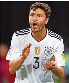  ?? FOTO: BECKER/DPA ?? Bei Jogi Löw ist Jonas Hector eine feste Größe. Laut „kicker“würde der Saarländer bei einem Kölner Abstieg zu Borussia Dortmund wechseln.