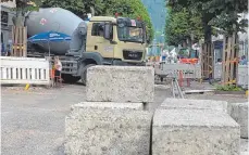  ?? FOTO: INGEBORG WAGNER ?? Mehr Steine, bitte: Heute sollen die Pflasterst­eine aus China in Tuttlingen ankommen. Dann wird der Belag zwischen Tchibo und Café Martin gelegt, ehe der nächste Abschnitt angegangen wird.