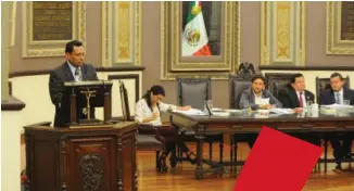  ??  ?? Ignacio Alvízar Linares en comparecen­cia en el Congreso del Estado. / El Sol de Puebla