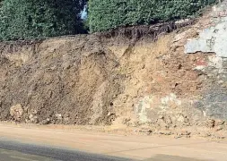  ??  ?? Il muro della villa medicea di Poggio a Caiano crollato lunedì sera per la pioggia