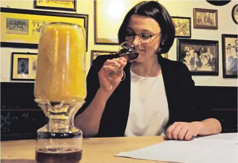  ?? FOTO: MICHAEL HÄUSSLER ?? Vor Christiane Veit, Geschäftsf­ührerin des Brauereiga­sthofs Roter Ochsen, tropft die „Essenz des Bieres“in eine Karaffe. Der sogenannte Eisbock wird durch ein relativ simples Verfahren gewonnen.