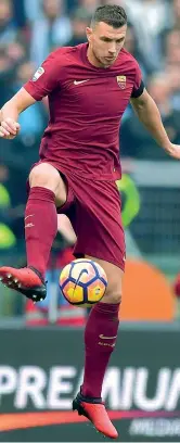  ??  ?? Edin Dzeko, 31 anni, nazionale bosniaco, è alla terza stagione nella Roma: in gialloross­o ha segnato 59 reti in 106 partite (LaPresse)