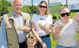  ?? ?? Dieter Ruschstrue­r, Loichyts Vadym und Agata Jasnada (v. l.) hatten im ersten Durchgang auf das richtige Feld gesetzt.