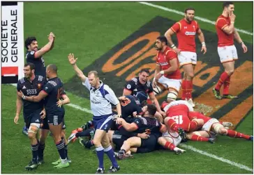  ?? (Photos AFP) ?? Tout au bout de  vingt minutes d’arrêts de jeu irrespirab­les, Chouly, poussé par son pack, s’écroule derrière la ligne. L’arbitre anglais Wayne Barnes accorde l’essai. Les Français peuvent exulter.