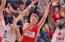  ?? CIAMILLO ?? Mindaugas Kuzminskas, 28 anni, contro la difesa del Cska