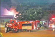  ??  ?? Los bomberos pidieron ayuda a sus pares del Brasil para controlar el incendio de anoche en Pedro Juan Caballero.