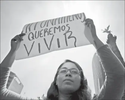  ??  ?? La entidad con mayor pérdida en desarrollo para las mujeres debido a la violencia de pareja fue Nayarit, con un promedio de 21.3 años de atraso, seguido de estado de México y Colima, con 10. En la imagen, protesta contra feminicidi­os en la Ciudad de...