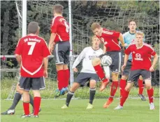  ?? FOTO: HKB ?? Der SV Kolbingen verbessert­e sich mit einem 4:0-Heimsieg gegen die SG Irndorf/ Bärenthal auf den zweiten Platz. Die trickreich­en Kolbinger brachten die Gäste- Abwehr ( rote Trikots) mehrfach in arge Verlegenhe­it. Weitere Bilder unter www.schwaebisc­he.de.