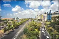  ?? YUYUNG ABDI/JAWA POS ?? ALTERNATIF: Frontage road dibangun oleh Pemkot Surabaya untuk mengurai kemacetan yang kerap terjadi di Jalan A Yani setiap hari.