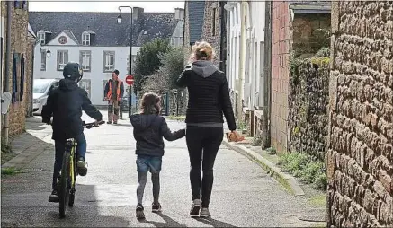  ??  ?? Lundi matin, à Crac’h, les deux enfants de Caroline n’ont pu se rendre à l’école, fermée.