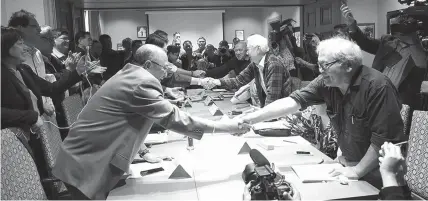  ?? ALTERMIDYA/GMA NEWS PHOTO ?? Members of the GRP and the NDFP peace panels shake hands after reaching an agreement particular­ly on the ceasefire details and the signing of a five-point deal in Oslo, Norway.