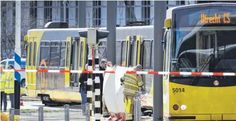  ?? FOTO: AFP ?? Der Tatort in Utrecht: In dieser Straßenbah­n schoss der Täter um sich. Er tötete und verletzte mehrere Menschen.