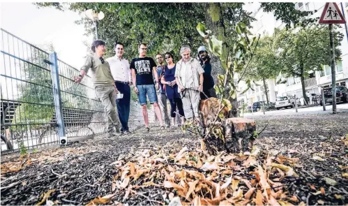  ?? RP-FOTO: A. BRETZ ?? Dieter Sawalies (Die Linke), Bezirksbür­germeister Marko Siegesmund (SPD) und Thorsten Graeßner (Grüne) mit Anwohnern des Fürstenpla­tzes