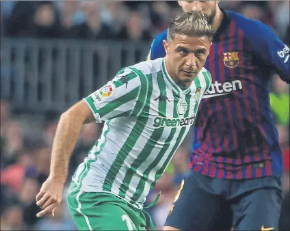  ?? FOTO: MORATA, PUNTÍ ?? Joaquín, en un partido ante el Barça, su rival preferido: le ha metido cinco goles en sus 21 enfrentami­entos. Se ha medido a los culés tanto con el Betis como con el Valencia y el Málaga, sus otros dos equipos en 16 temporadas en la Primera División española