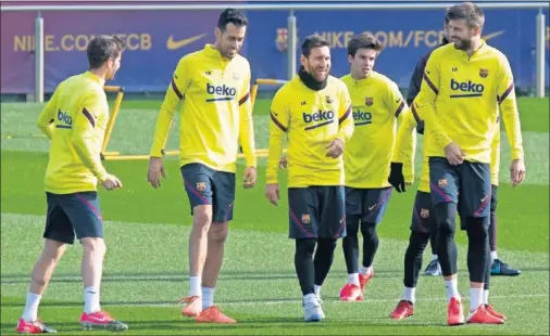  ??  ?? Messi, junto a Sergi Roberto, Busquets, Riqui Puig y Piqué, en el entrenamie­nto del sábado en sant Joan Despí.