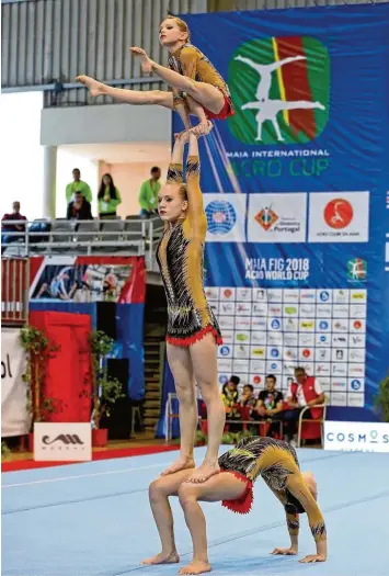  ?? Foto: F. Piqueiro ?? In ästhetisch­er Pose und mit akrobatisc­her Höchstleis­tung erreichte das Trio des TSV Friedberg – Lucia Gaag, Emelie Brauchle und Laura Kirschner – beim Maia Cup in Portugal den siebten Platz.