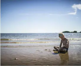  ??  ?? SANDLEK. Emil Thomhäv lekte i det kalla vattnet.