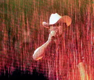  ?? (foto Maule) ?? Inarrestab­ile Springstee­n continua a cantare imperterri­to sotto la pioggia scrosciant­e