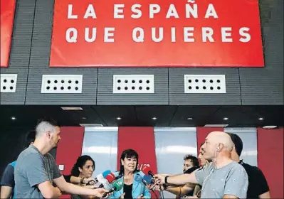  ?? JJ GUILLÉN / EFE ?? La presidenta del PSOE, Cristina Narbona, compareció ayer ante la prensa en la sede central del partido