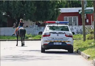  ?? ?? PATRULLA. La Policía recorrió ayer durante toda la tarde la zona del barrio donde ocurrió la balacera.