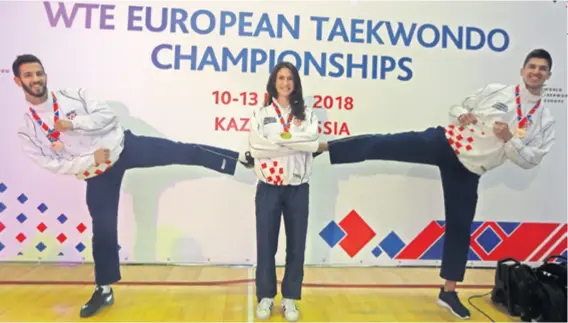  ??  ?? Lovre Brečić, Kristina Tomić i Toni Kanaet sa zlatnim medaljama oko vrata