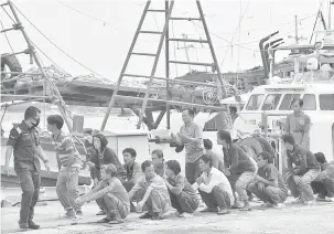  ?? — Gambar Bernama ?? DITAHAN: Agensi Penguatkua­saan Maritim Malaysia (APMM) Terengganu pada Sabtu lepas menahan dua bot nelayan Vietnam bersama 19 awak-awak dan dua tekong yang menceroboh perairan negeri ini pada sidang media di Ibu Pejabat Maritim DM9 dekat Kuala...