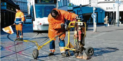  ?? Foto: Silvio Wyszengrad ?? Am Moritzplat­z finden derzeit Gleisarbei­ten statt. Die Stadtwerke haben den Modus auch hier umgestellt: Die Mitarbeite­rteams sind jetzt kleiner. Aktuell werden nur Ausbesseru­ngen gemacht, die für den Fahrbetrie­b unbedingt nötig sind.