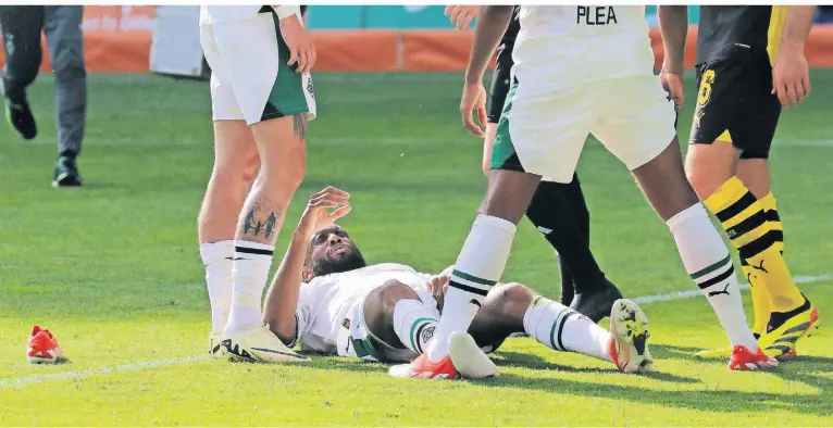  ?? FOTO: DIRK PÄFFGEN ?? Musste gegen Dortmund nach wenigen Minuten schon wieder mit einer Verletzung vom Platz: Borussias Stürmer Jordan Siebatcheu.