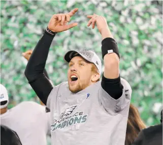  ?? PHOTO AFP ?? Nick Foles avait toutes les raisons du monde de fêter après la convaincan­te victoire des Eagles. Le quart a connu un match du tonnerre avec trois passes de touché et des gains aériens de 352 verges.