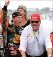  ?? (AP file photo) ?? Owner Chip Ganassi (right) and Jamie McMurray celebrate McMurray’s victory in the Brickyard 400 at Indianapol­is Motor Speedway in 2010. Ganassi will close his 20-year run in NASCAR with Sunday’s season finale.