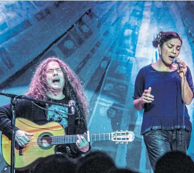  ??  ?? Baraj y Barrientos recrean clásicos del Cuchi Leguizamón y Violeta Parra