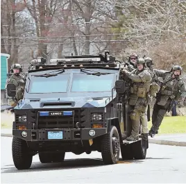  ?? STAFF PHOTOS BY FAITH NINIVAGGI ?? CLEAR: A SWAT team leaves the scene on Pearl Street in Stoughton yesterday after reported home invasion was declared a hoax.