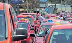  ?? ALONSO TENORIO. ?? Los profesiona­les del volante, como taxistas, tendrán variantes en el examen.