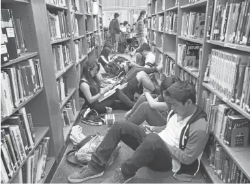  ?? LAURA A. ODA/STAFF ?? Students at Mission San Jose High in Fremont crowd into the library to read, do homework or just hang out during their lunch in May 2014. The state is deciding when to sell bonds for school facilities authorized by Propositio­n 51.