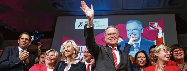  ?? Foto: Ronny Hartmann, afp ?? Stephan Weil nach dem Wahlsieg: „Wir haben unverdross­en weitergema­cht.“Mit dem Ministerpr­äsidenten freut sich Doris Schröder Köpf (links daneben).