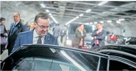  ?? FOTO: KAY NIETFELD/DPA ?? Boris Pistorius (SPD), Bundesmini­ster der Verteidigu­ng, in der Tiefgarage eines Bunkers in der finnischen Hauptstadt Helsinki.