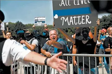  ?? ABEL URIBE/CHICAGO TRIBUNE ?? Chicago police supporters argue and exchange insults with a group of opponents Saturday during a rally in Grant Park.