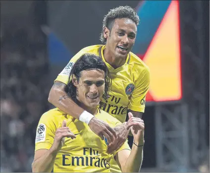  ?? FOTO: EFE ?? Neymar, celebrando el tanto de Cavani. Ambos demostraro­n conectar y formar una gran sociedad en su primer partido juntos