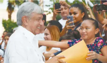  ??  ?? El presidente electo, Andrés Manuel López Obrador, encabezó un mitin en Mérida, Yucatán, como parte de su gira de agradecimi­ento, en donde presentó los programas sociales que echará a andar para la península.