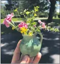  ?? PHOTO COURTESY OF LYNN HOFFMANN ?? Pitcher with flowers