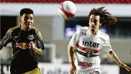  ?? Robson Ventura/folhapress ?? O são-paulino Valdívia tenta se livrar da marcação do lateral direito Nininho, do Red Bull; depois de um começo de jogo modorrento, o Tricolor melhorou e conquistou boa vitória para o técnico Diego Aguirre ver