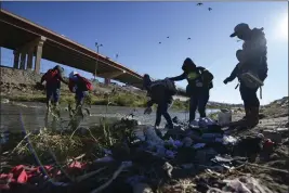  ?? CHRISTIAN CHAVEZ — THE ASSOCIATED PRESS ?? Migrants walk towards the US-Mexico border in Ciudad Juárez, Mexico, on Wednesday.