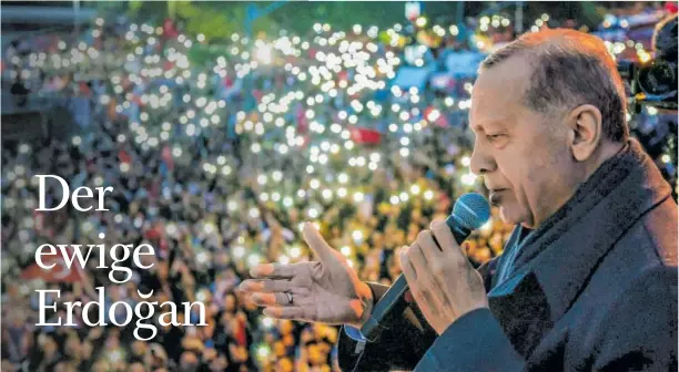  ?? BILD: SN/APA/AFP/TURKISH PRESIDENTI­AL PRESS SERVI/MURAT CETIN MUHURDAR ?? Lässt sich vor seinem Palast in der Hauptstadt Ankara feiern: der türkische Präsident Recep Tayyip Erdoğan.