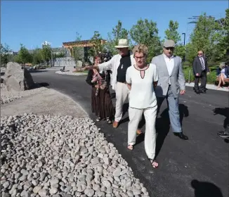  ?? RICHARD LAUTENS, TORONTO STAR ?? Premier Kathleen Wynne tours the new park at Ontario Place.