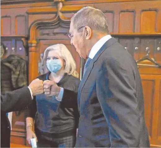  ?? REUTERS ?? El ministro de Exteriores de Rusia, Serguéi Lavrov, da la bienvenida a Josep Borrell en Moscú