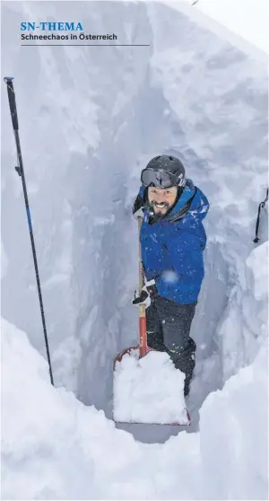  ?? BILD: SN/SNROLAND BURBÖCK ?? Schneechao­s in Österreich Graben für ein Schneeprof­il.