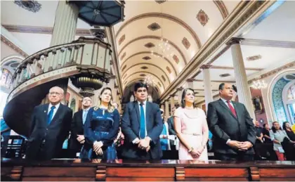  ?? ALONSO TENORIO. ?? El presidente electo, Carlos Alvarado, y el presidente Luis Guillermo Solís escucharon juntos, en la catedral metropolit­ana, el mensaje del arzobispo, José Rafael Quirós, enfocado en la reforma fiscal.