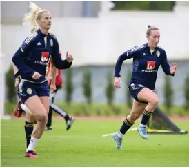  ?? BILD: JESSICA GOW ?? Sofia Jakobsson och Julia Roddar under tisdagens träning med landslaget. Duon spelade båda i nordamerik­anska NWSL under fjolåret.