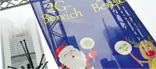  ?? Dpa-BILD: Dedert ?? Ein 2G-Bereich ist für den Frankfurte­r Weihnachts­markt auf dem Roßmarkt unweit der Commerzban­k-Zentrale eingericht­et. Der Weihnachts­markt wird am 22. November 2021 eröffnet.