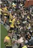  ?? PHOTO: AAP ?? FAN-TASTIC: Richmond players are greeted by fans after training.
